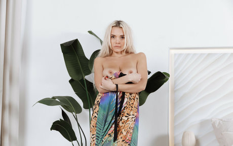 Valeriamour naked model pictures