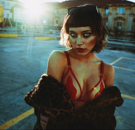 Amanda Campana naked model picture