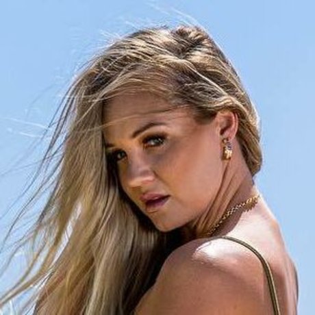 Lahnee Pavlovich model art gallery