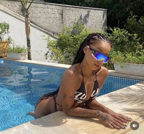 Isis Pequine nice star pic