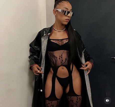 Isis Pequine exclusive model gallery