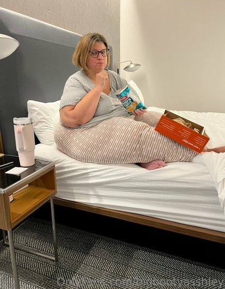 bigbootyasshley art star pic