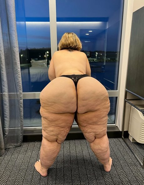 bigbootyasshley hd model pic