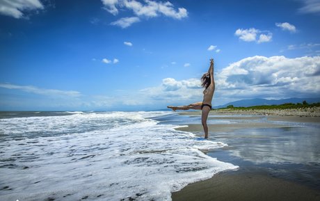 Lale Sezer sexy actress pics