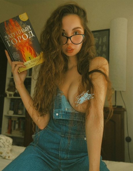 Leratlerat model naked images