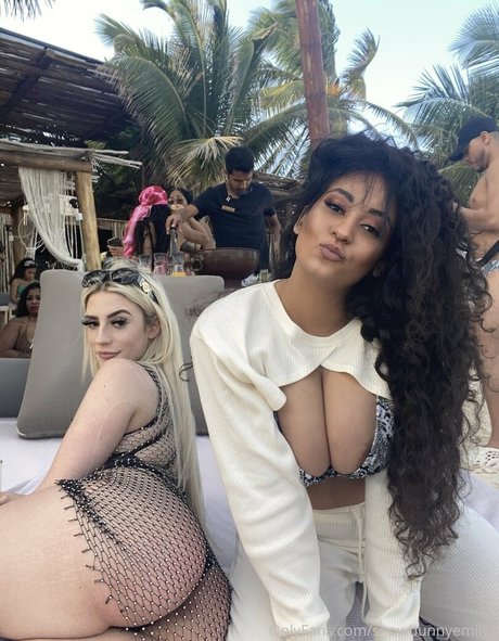 pawgemily1 naked star image