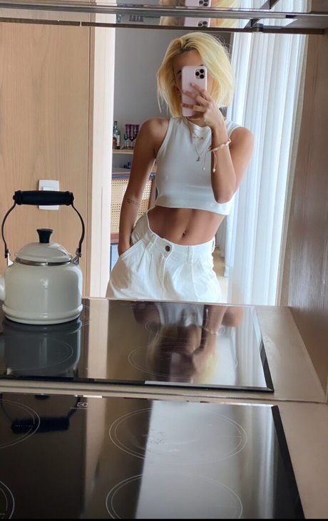 Manu Gavassi hot pornstar photos