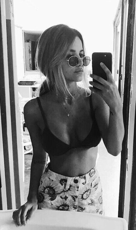 Manu Gavassi nice model image