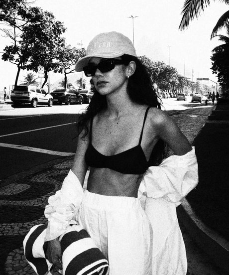 Manu Gavassi model top photos