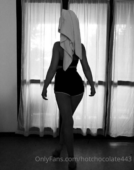 hotchocolate443 model nude picture