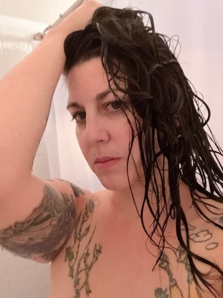 DarkHairedTemptress pretty model img