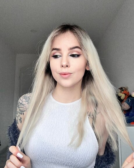 lindsey xxx model pictures