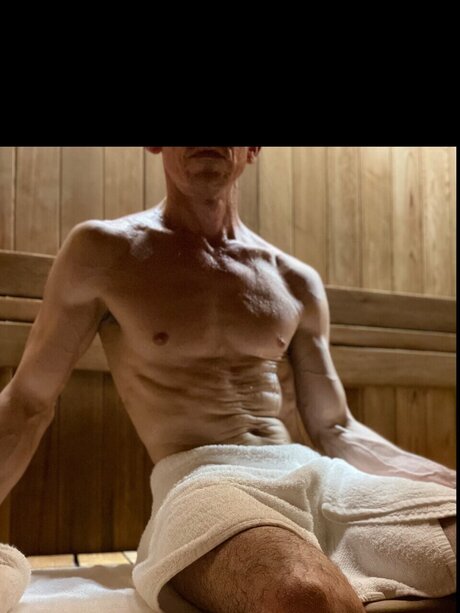 Hung Discreet Club model top archive