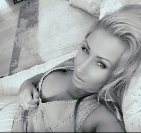 Bella Fox model art img