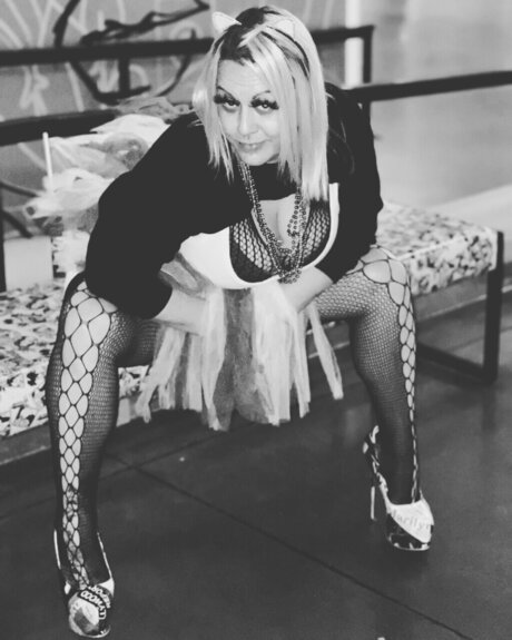 Bossybee model naked image