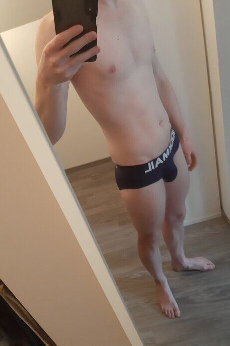 BoredBelgian naked model photo