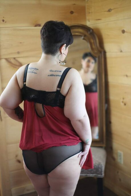 Buxom Booty top star photo