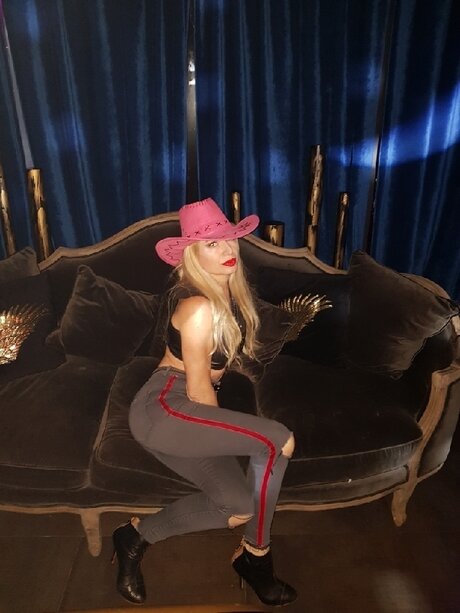 Redheels model adult picture