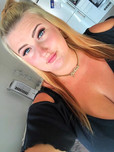 Idahelena model art picture