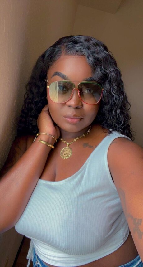 IslandGirl Shin naked pornstar gallery