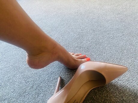 AlicesFeetAndABitMore star erotic photo