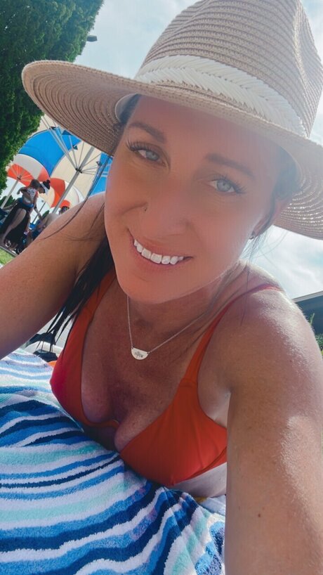 Izzibella sexy actress pictures