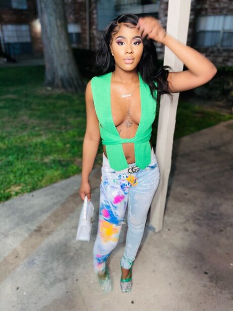 CeeLove model top pic