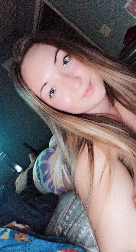 PrettyBitch naked pornstar pic