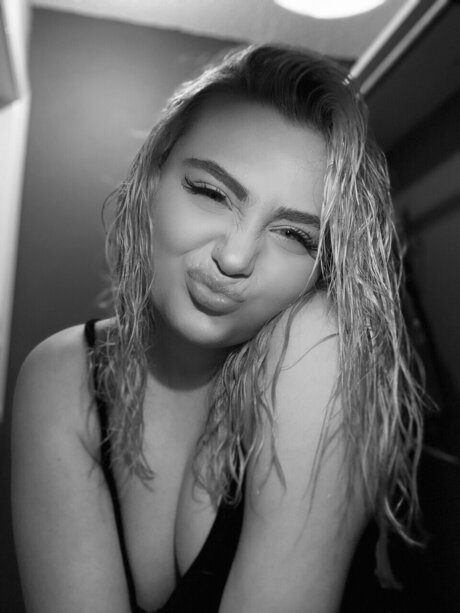 sklegit nude pornstar image