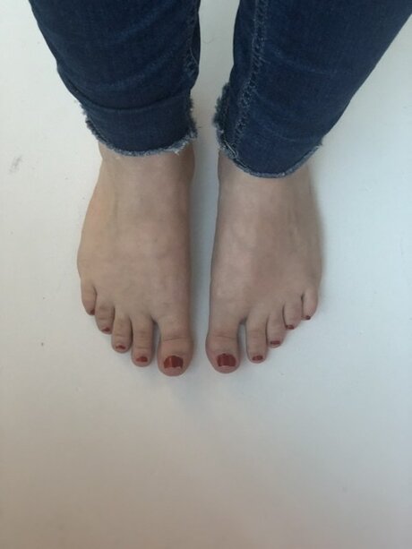 Lustrous Feet pretty pornstar gallery