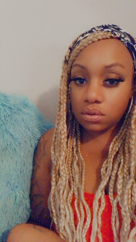 CaramelWaterfallz star pornographic image