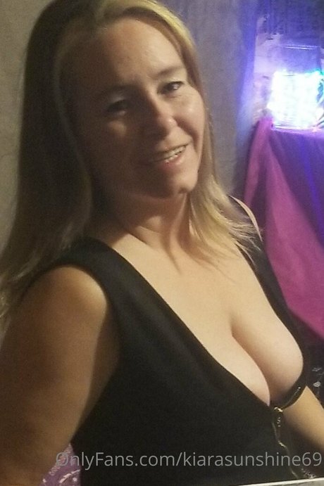kiarasunshine69 naked pornstar picture