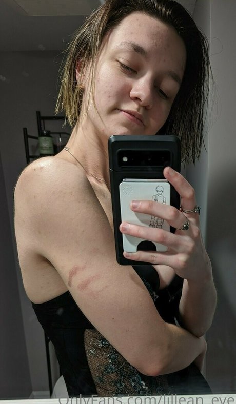 lillean eve top star image