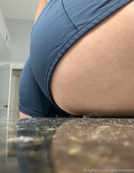 giantesstara naked star pic