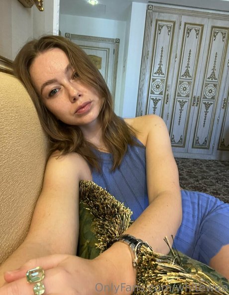 whitewee model adult photos