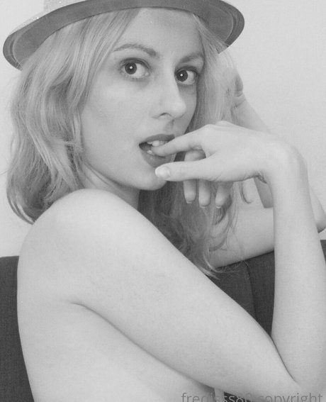 fredisss80 naked model photo