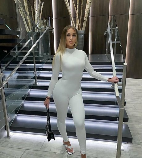 bethanyburke model top photo