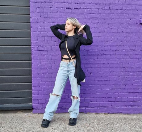 laure bv pornographic actress photos