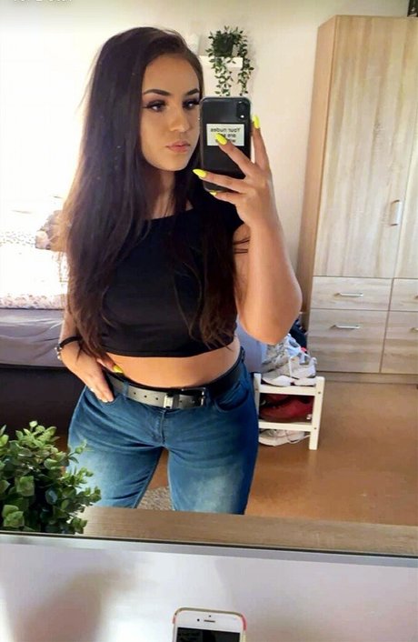 Fiona Schramm adult model picture