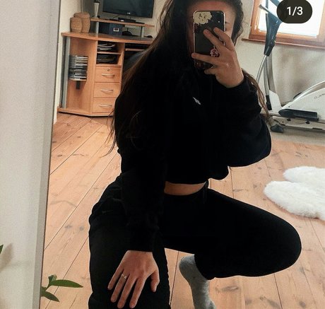 Fiona Schramm model nude image