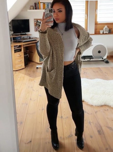 Fiona Schramm model free img