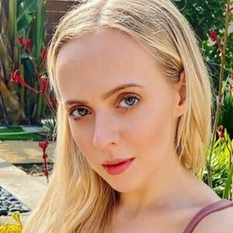 Madilyn Bailey hot actress gallery