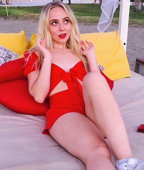 Madilyn Bailey art star pics