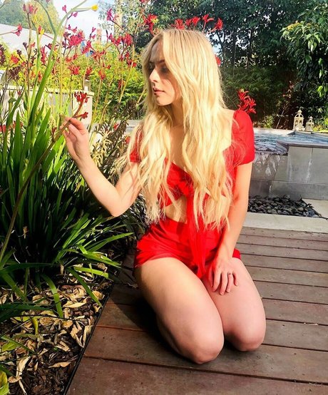 Madilyn Bailey star naked images