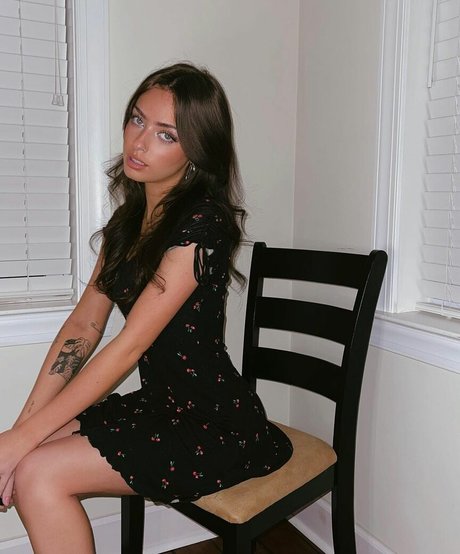 Lily Weber model pic