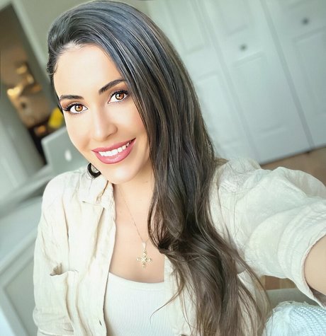 Anna Paulina Luna model top picture