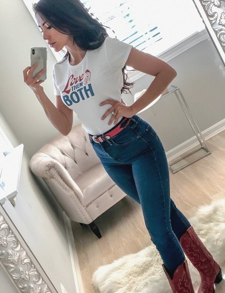 Anna Paulina Luna model pic