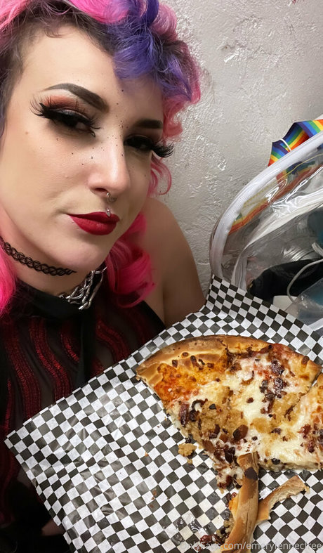 emeryfennecfree nudes model image