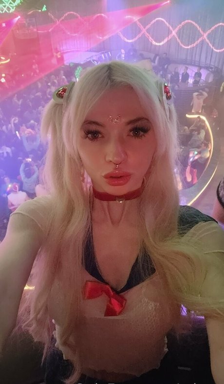 edynx nude model image