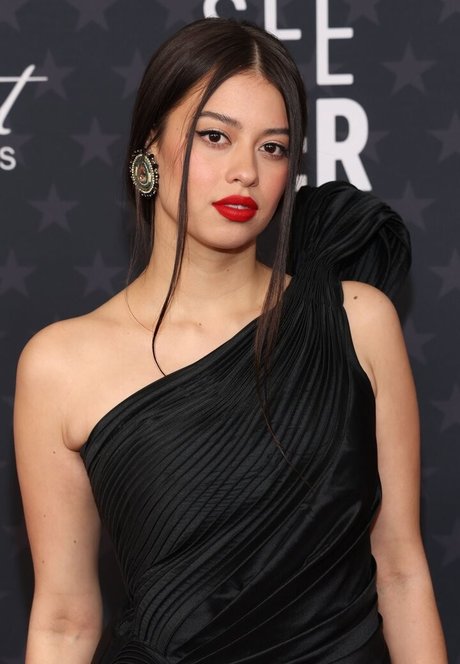 Amber Midthunder model free photo